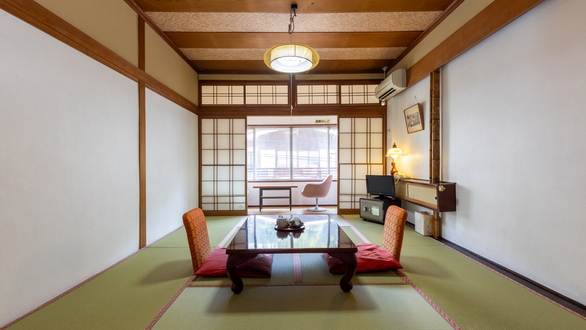 *和室8畳（一例）／通りに面した一室。畳のお部屋でのんびりとお寛ぎくださいませ。