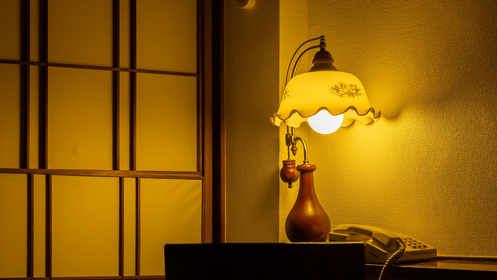 *和室8畳（一例）／昔ながらのランプの明かり。ほっと落ち着く時間を演出します。