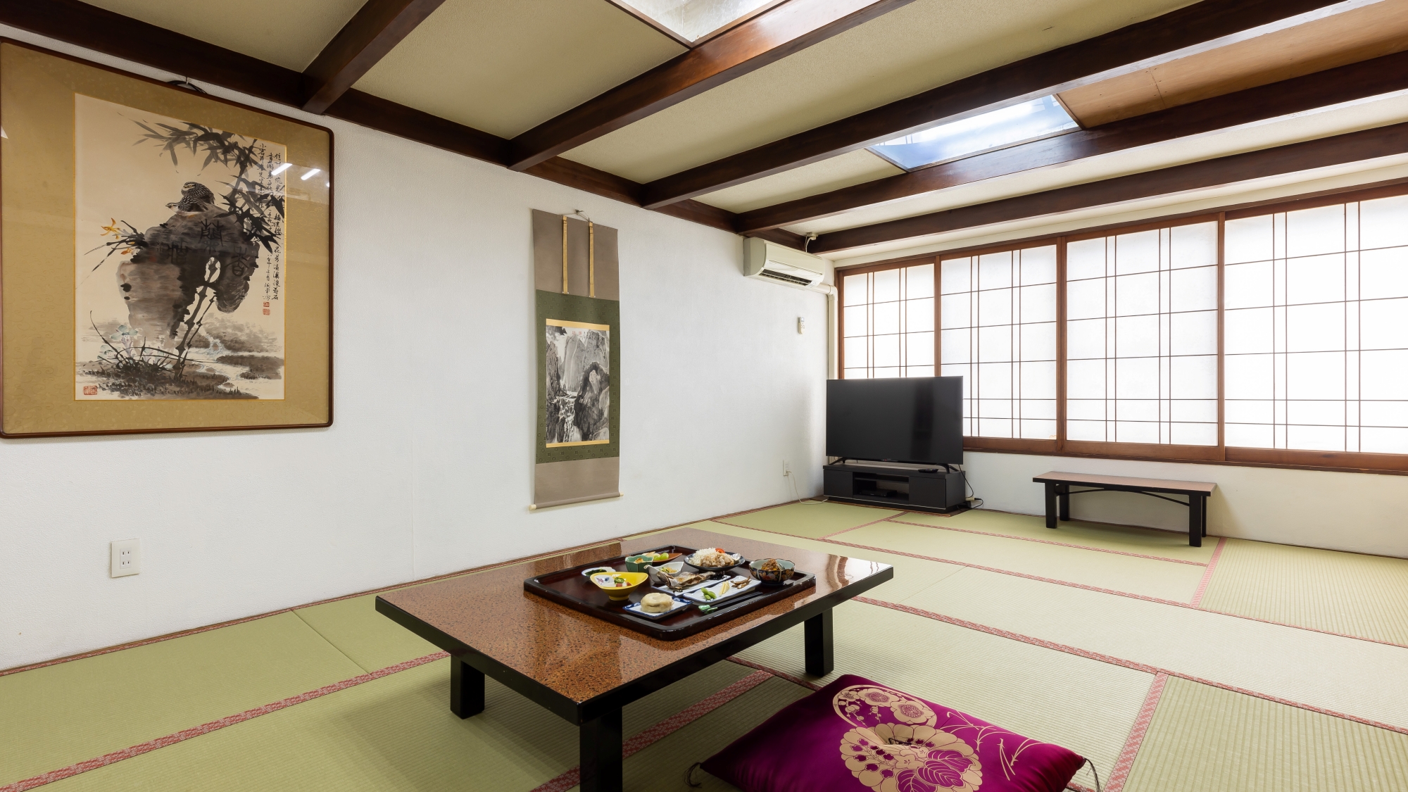 *お食事処／朝夕ともにこちらをご利用くださいませ。