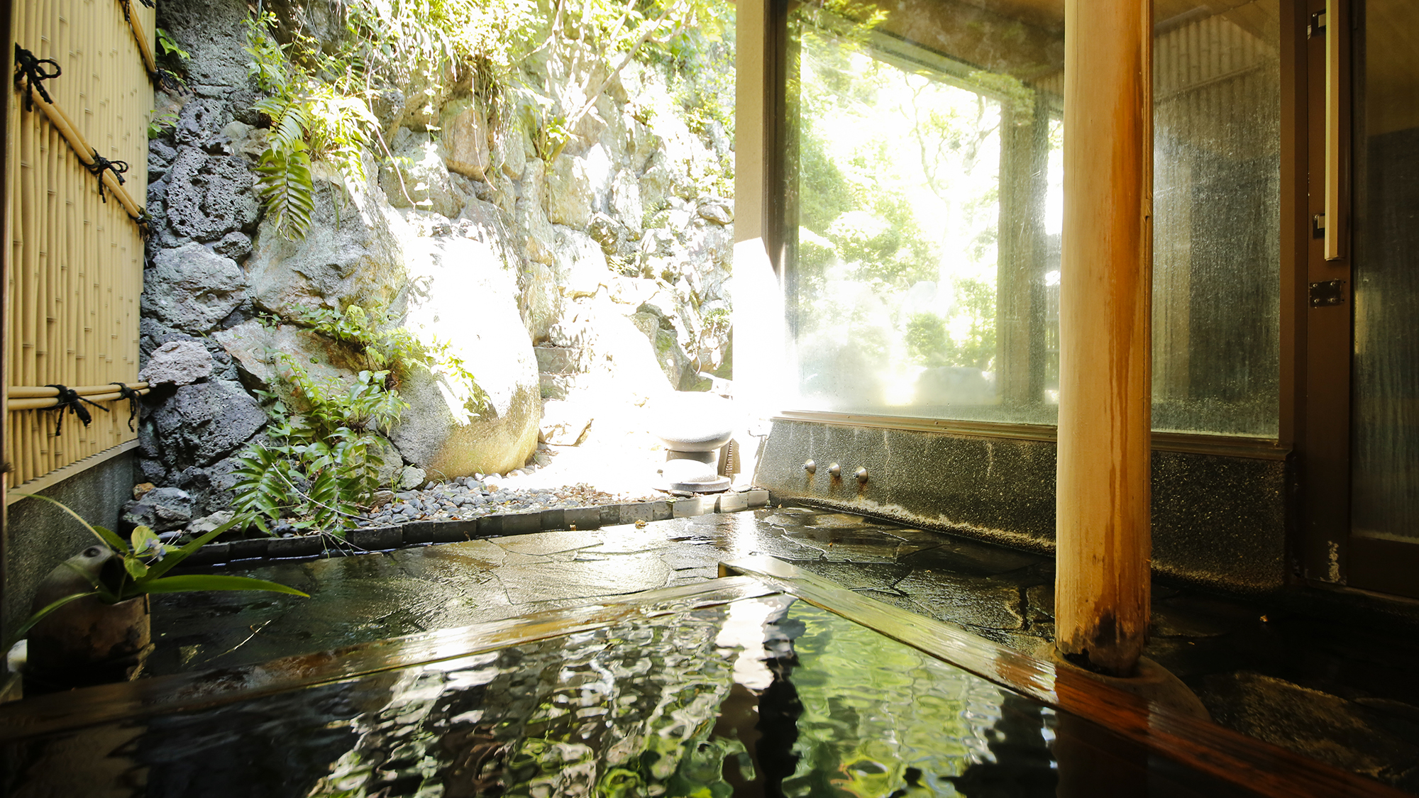 内湯　女湯の露天風呂