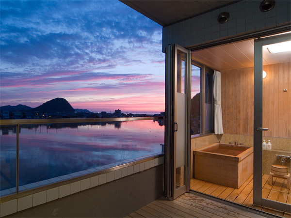 Guest room open-air bath