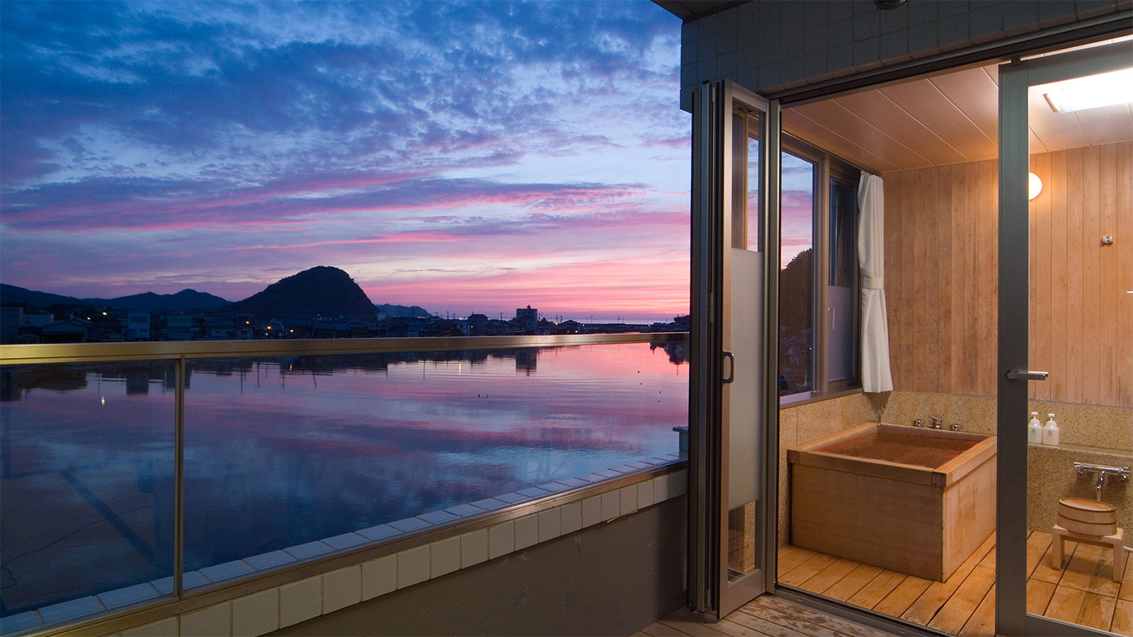 客室半露天風呂夕景