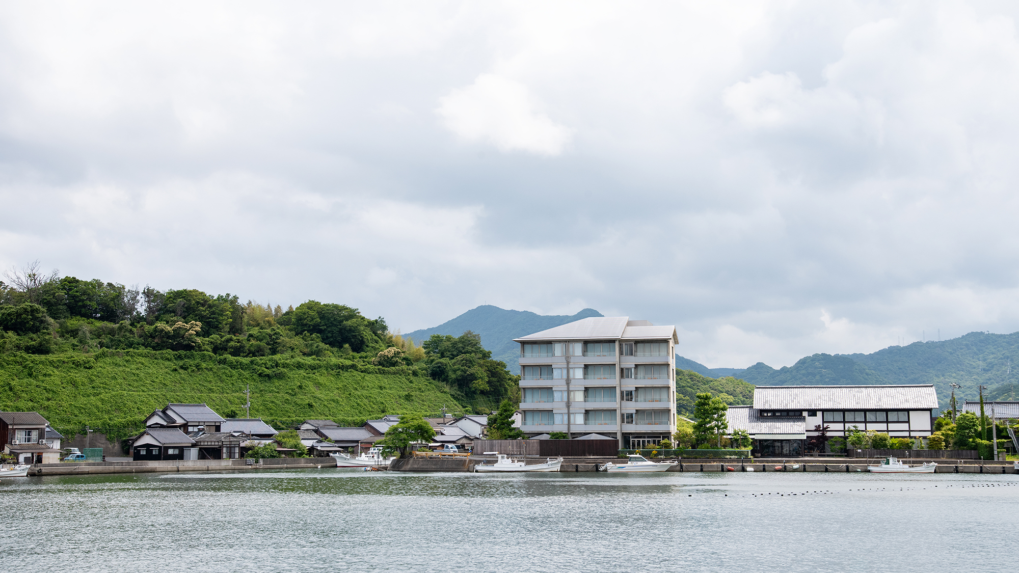 外観】運河沿いに佇む当館。