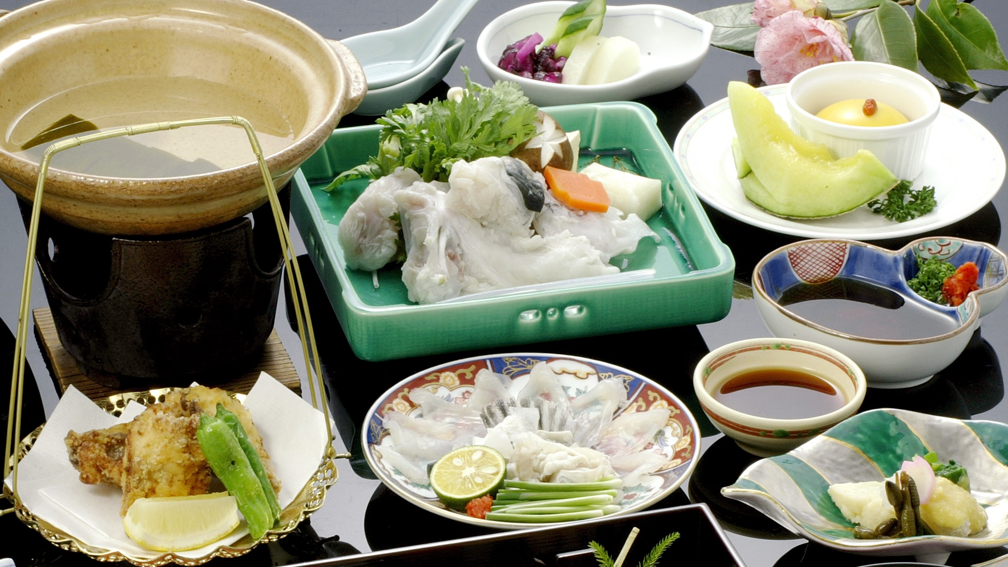 ふく刺し、唐揚げ、ふくちりの三品を味わうお気軽ふく会席（イメージ）。