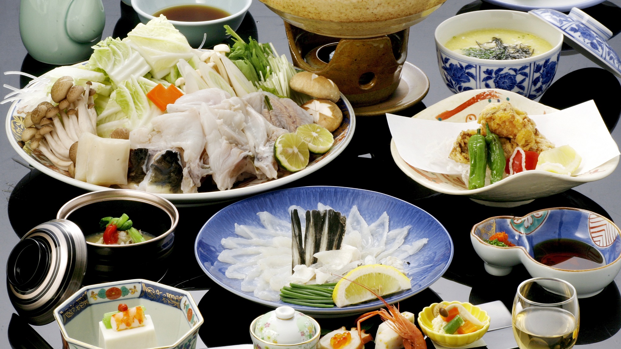 ふく刺し、唐揚げ、ちりを初めとするふくコースを堪能（刺し、ちりは2人前。イメージ）。