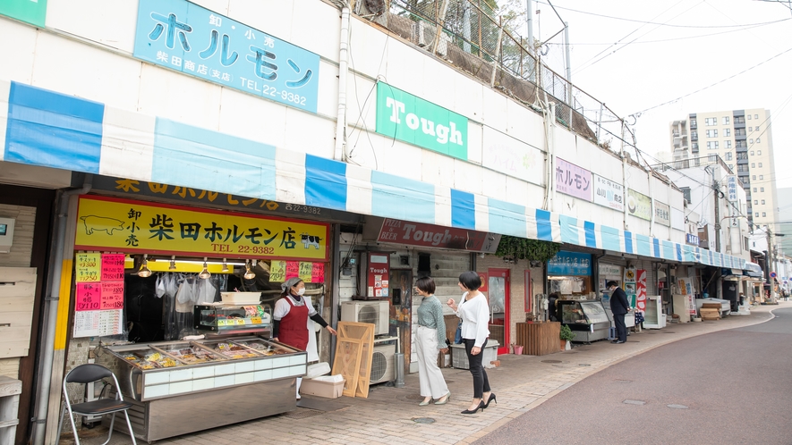 とんねる横丁。大正時代から佐世保の台所として親しまれてきた。©長崎県観光連盟