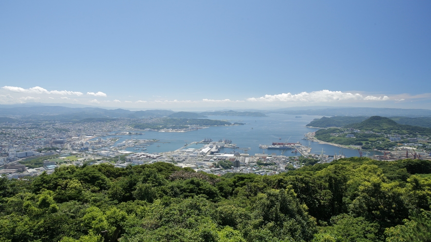 弓張岳展望台 佐世保の市街地と大自然が一望できる展望台。　©長崎県観光連盟