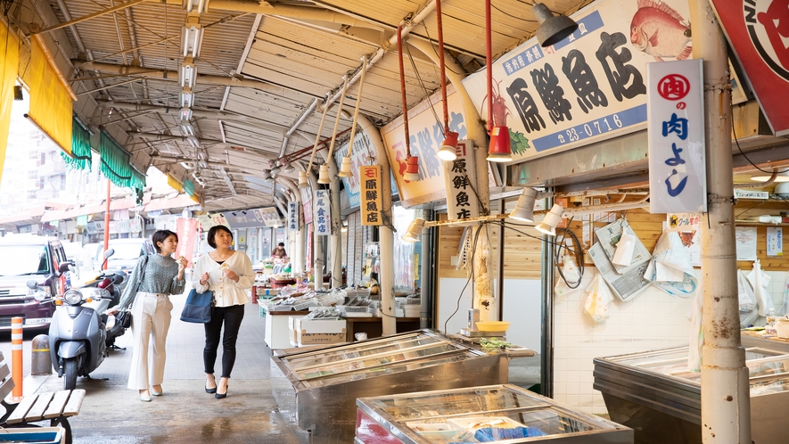 戸尾市場。大正時代から佐世保の台所として親しまれてきた。©長崎県観光連盟