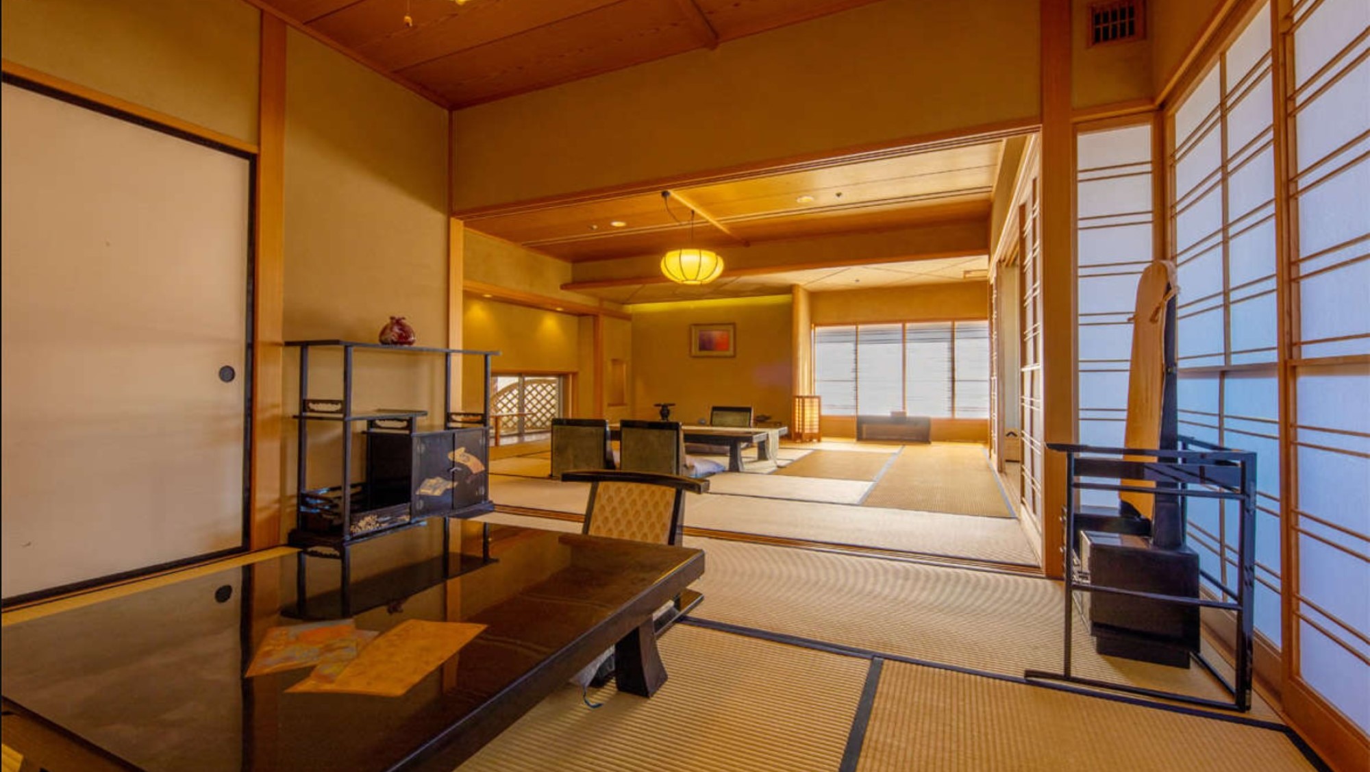 【貴賓室】当館最上階にある貴賓室。谷川岳と利根川を一望できる特別なご旅行にぴったりなお部屋です。