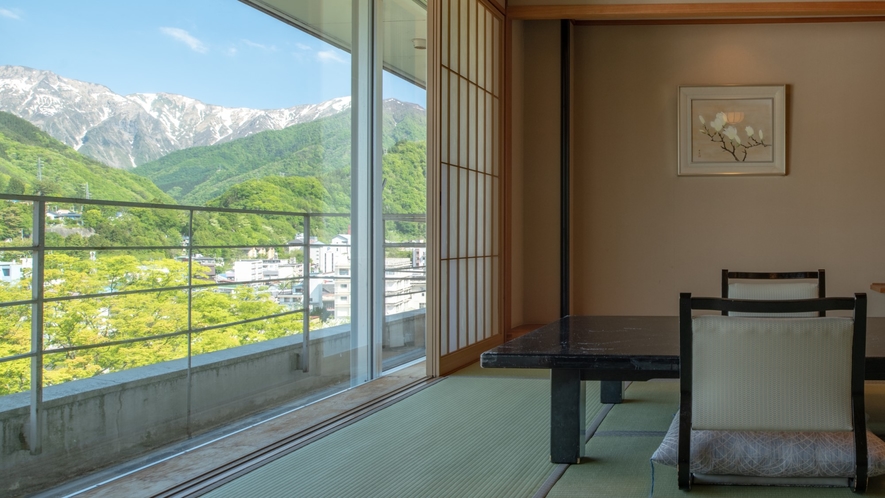【高層階 川側客室】季節によって表情を変える谷川岳をご覧いただけます。