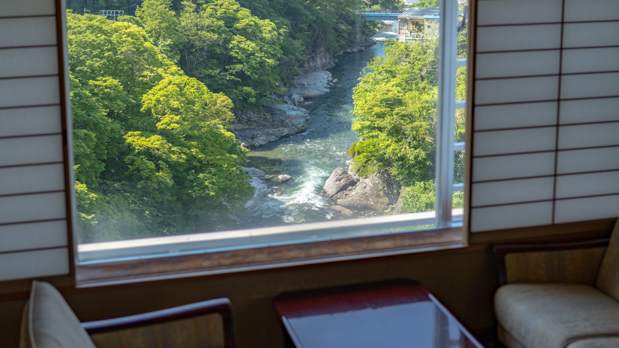 【高層階 角部屋】谷川岳と利根川どちらもご覧いただけるお部屋です。