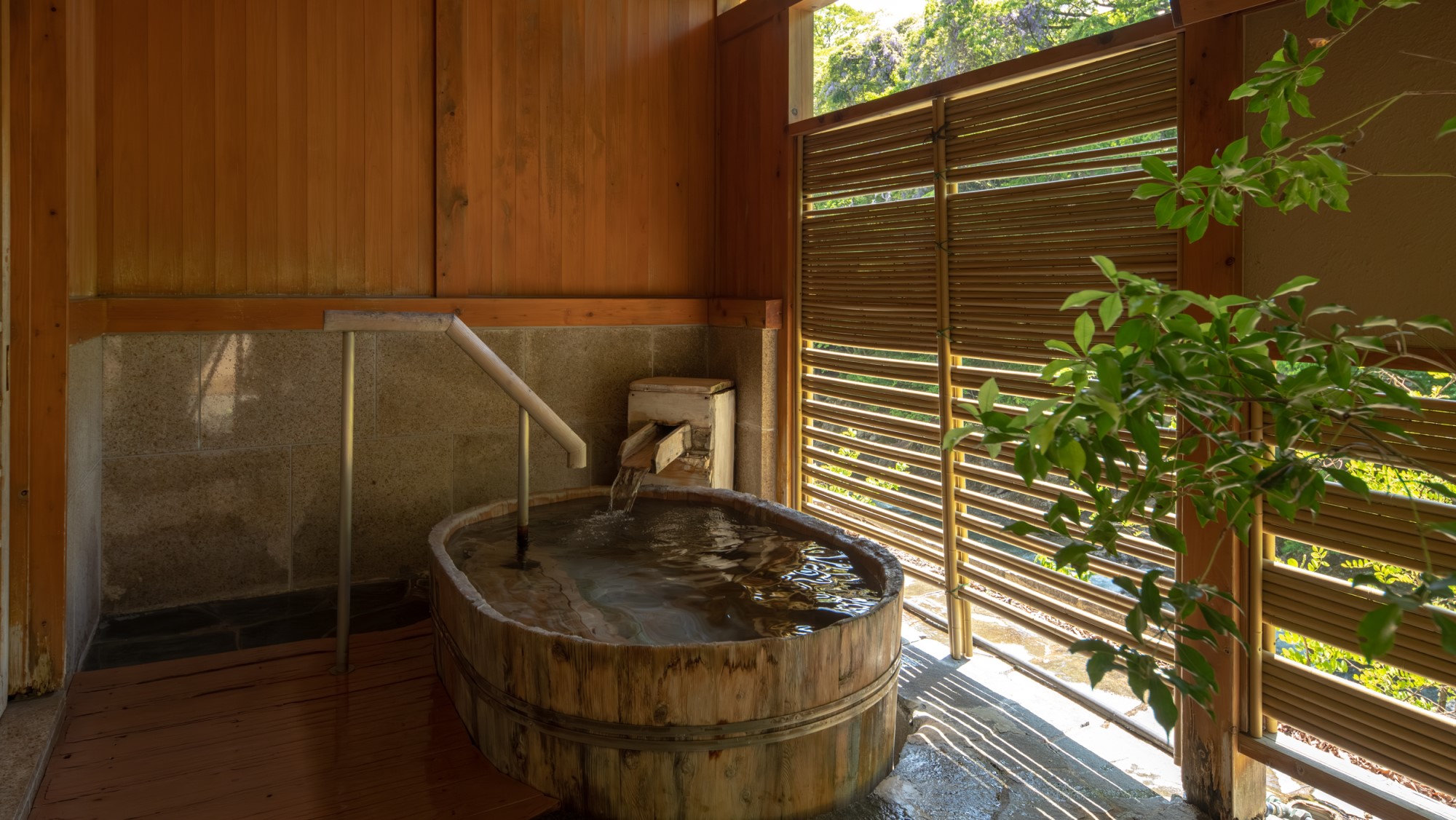 【貸切風呂「桶風呂」】プライベートでゆったり温泉をお楽しみください。