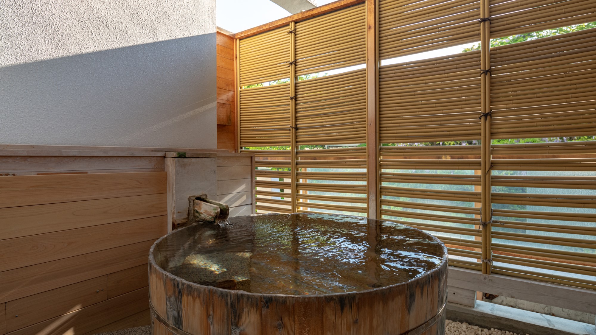 【露天風呂付客室】利根川のせせらぎを聞きながら温泉をご堪能ください。