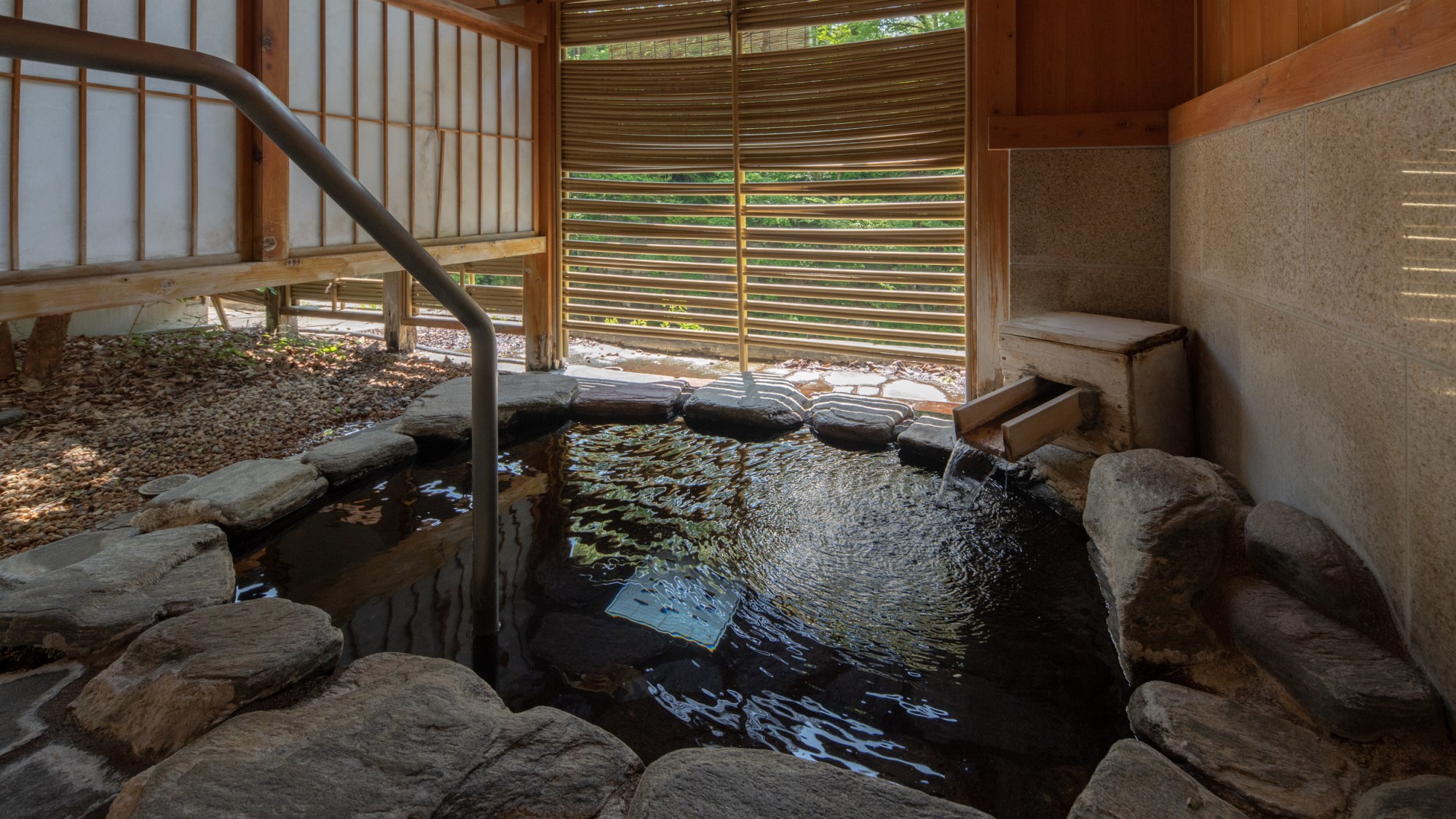 【貸切風呂「岩風呂」】半露天の造りとなっております。プライベートでゆったり温泉をお楽しみください。