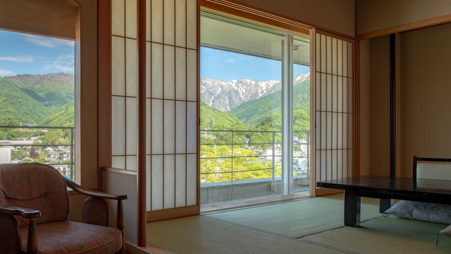 【高層階 川側客室】穏やかな利根川と谷川岳を望む、せせらぎ心地よい客室です。
