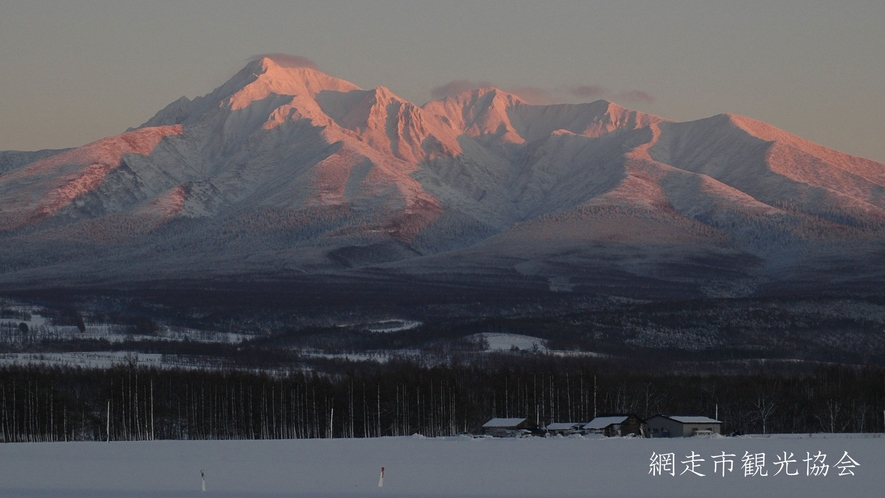 *［風景／冬］冬の斜里岳。夕暮れに染まる雄大な姿も圧巻