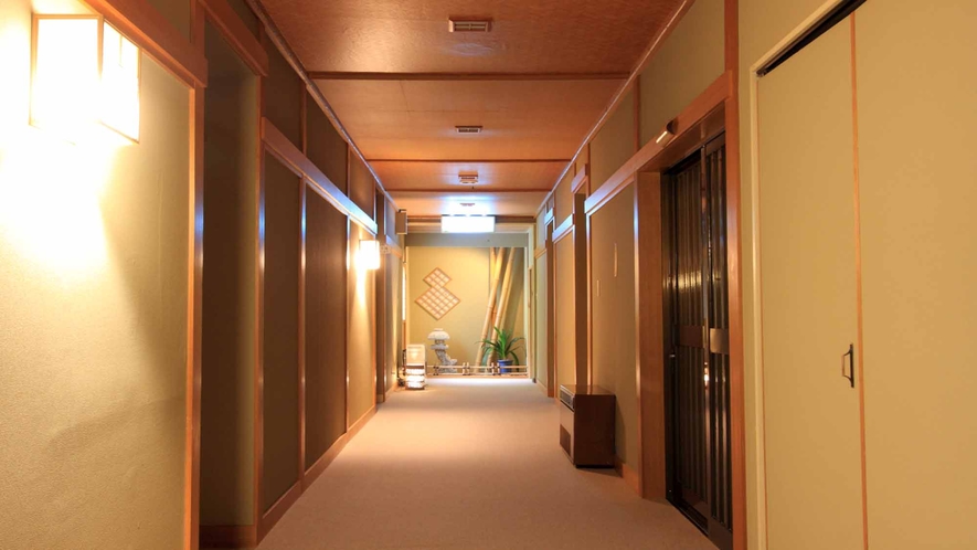 *落ち着いた雰囲気の館内。北海道の木材が随所に使用されております