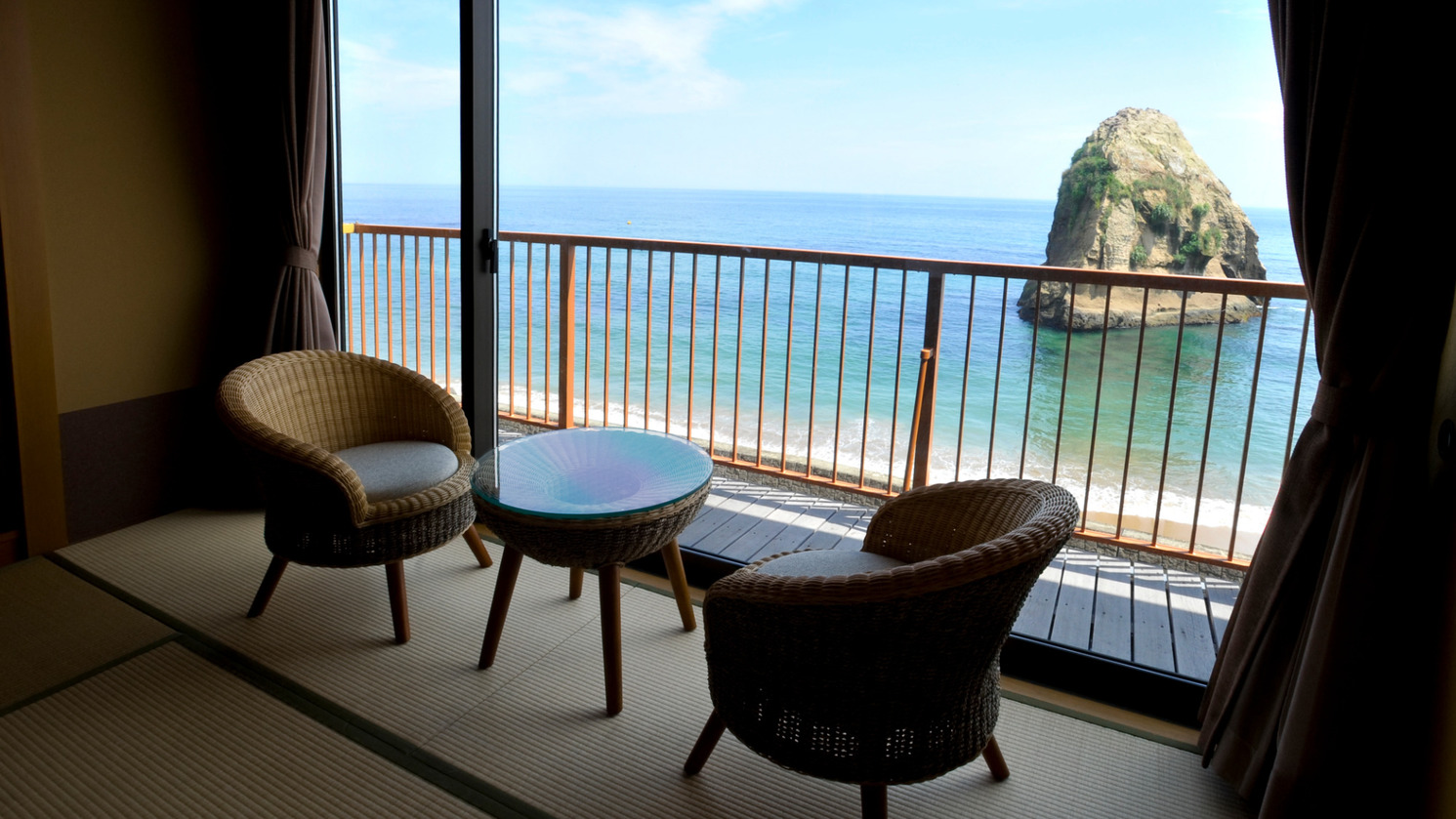 8畳和室のお部屋から見える景色です。各部屋から海と二ッ島を望む景色を楽しむことができます。