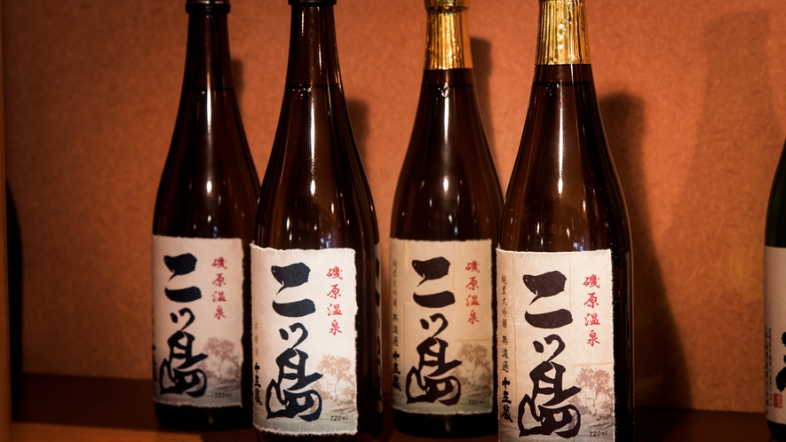 地元の酒蔵でつくる人気のオリジナル日本酒「二ッ島」。その他、季節ごとのおすすめ地酒もございます。