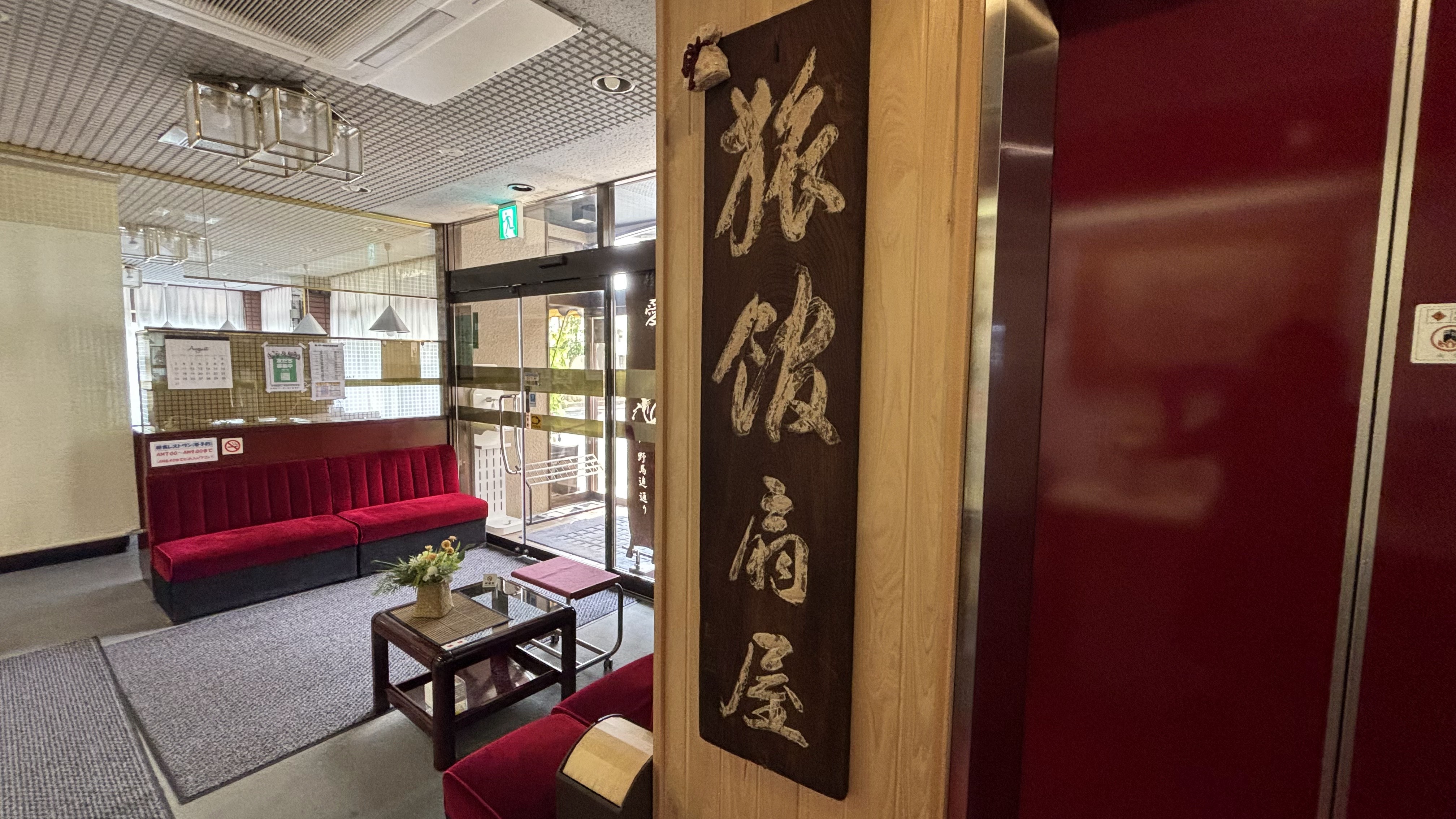 エレベーター前