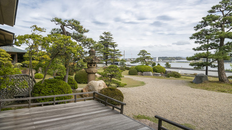 庭園越しに眺める宍道湖で、朝のしじみ漁が見られることも