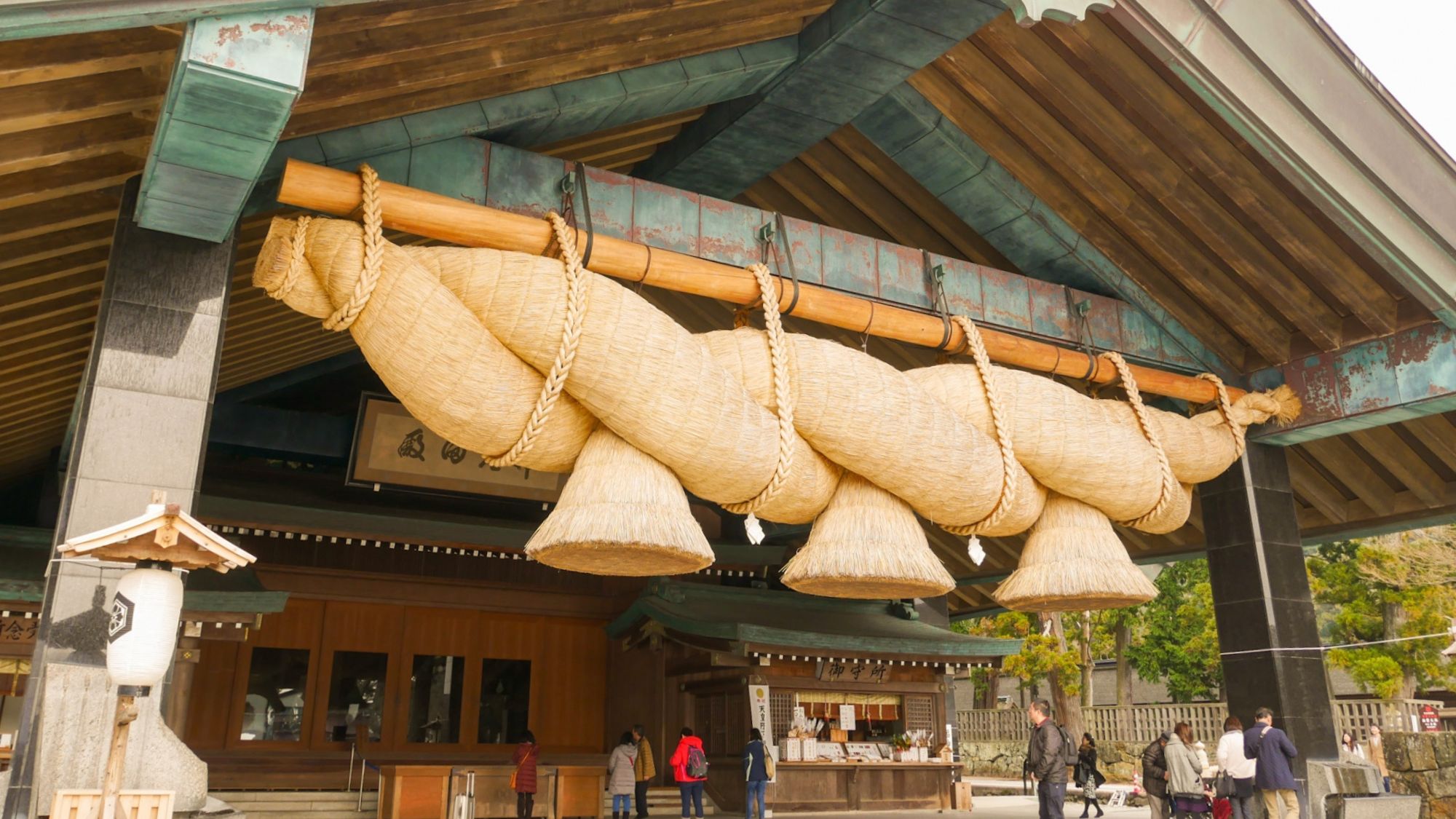 日本一の縁結びの神様として有名な「出雲大社」。徒歩5分の最寄り駅から電車で50分で行くことができます