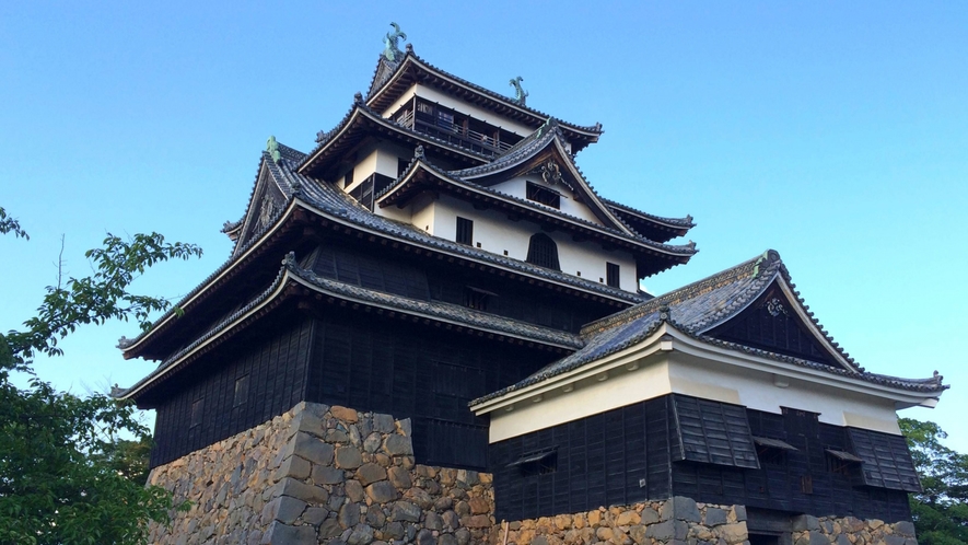 ＜松江城＞最上階の望楼まで登ると、松江市街や宍道湖が一望できる絶景が待っています