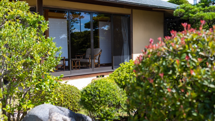 純和風造りの粋な客室から、日本庭園と壮大な宍道湖の四季折々の表情をご堪能ください