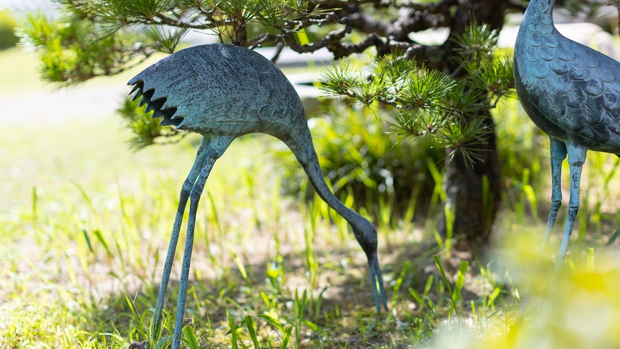 縁起の良い鶴を配するなど、散策をお楽しみいただけるようこだわり抜いた純和風の日本庭園です