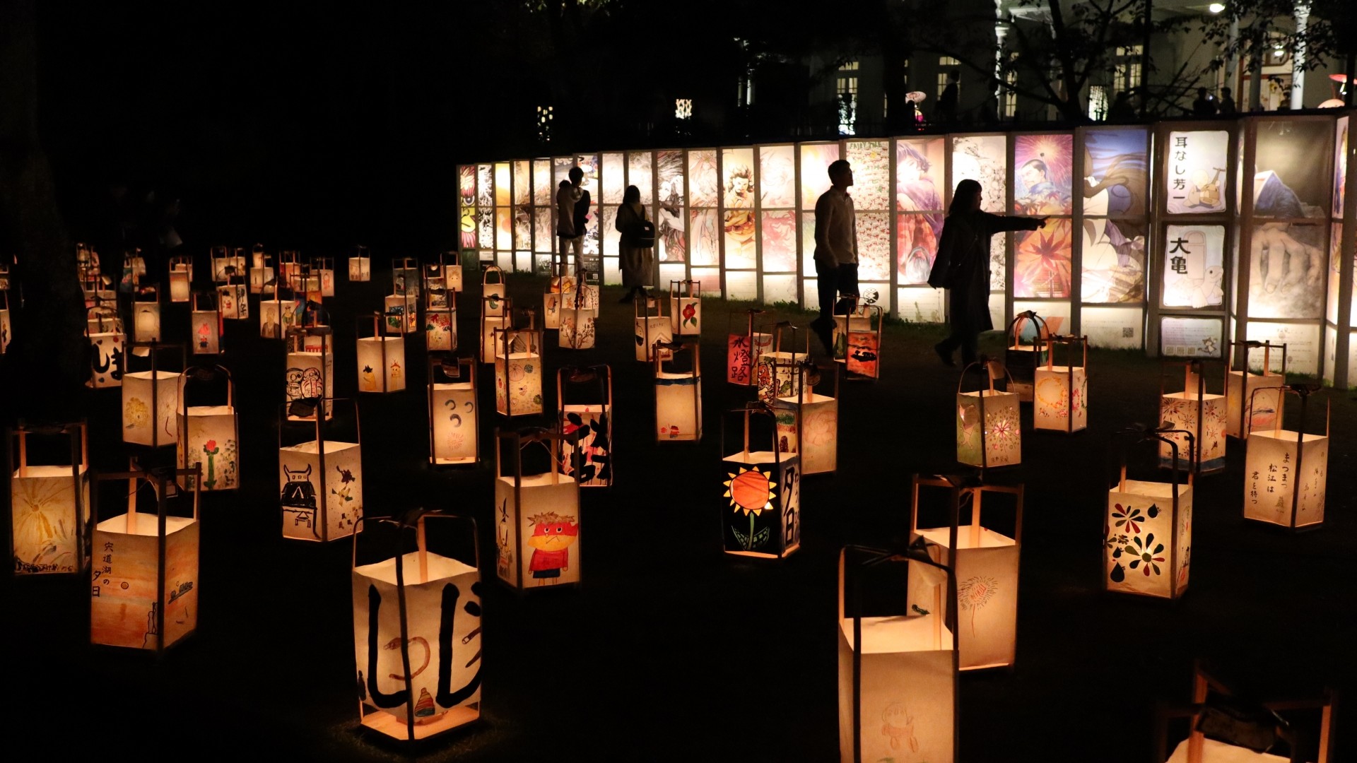 「国宝松江城と城下町を灯りで彩る『松江水燈路』。秋の夜、行燈の柔らかな光が心に染みる幻想のひとときを