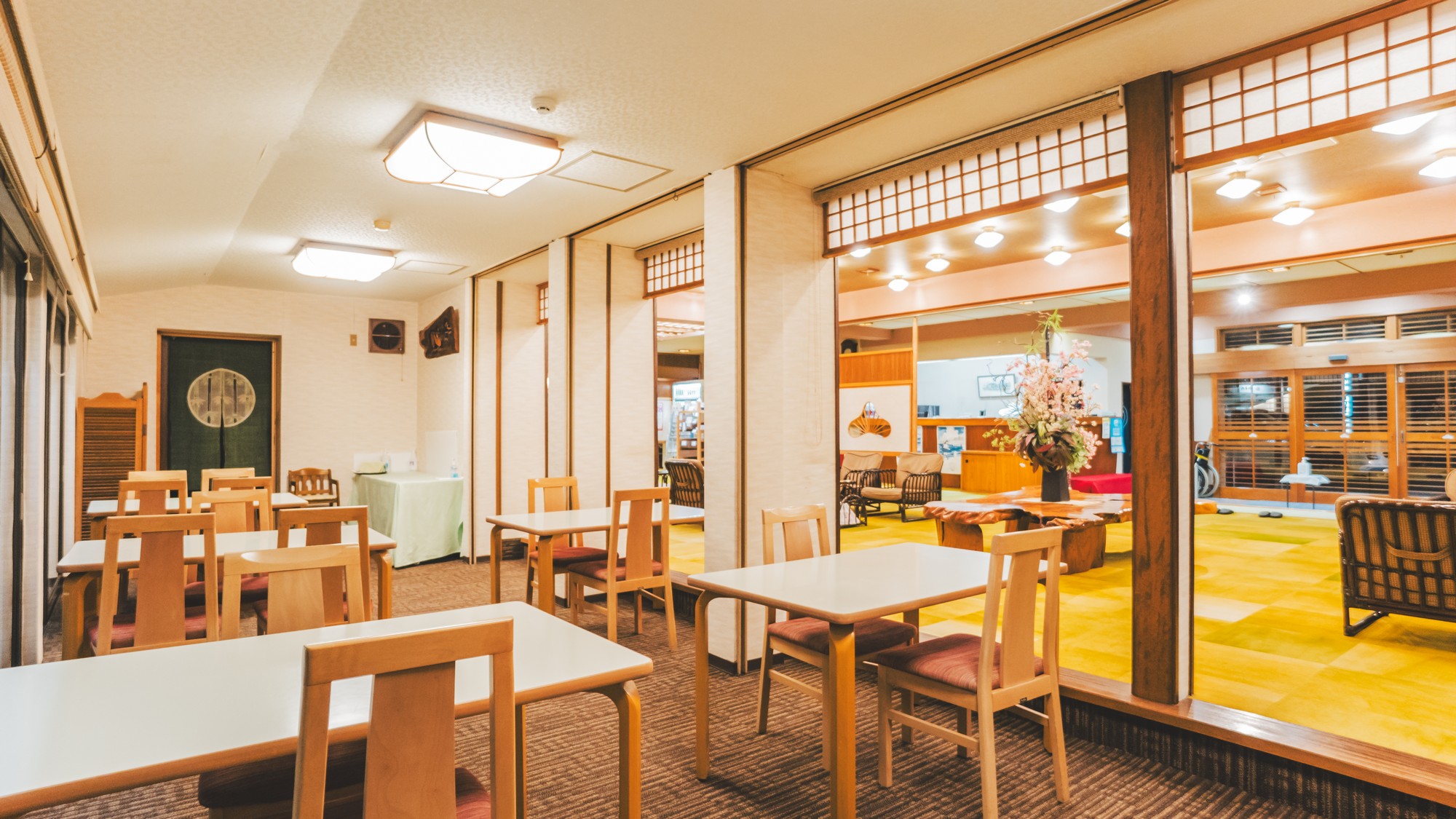 ＜エントランス＞庭園に面した、ラウンジです。