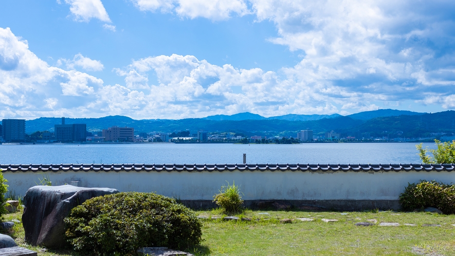 小泉八雲や田山花袋など、多くの文人墨客に愛された宍道湖の眺めをご覧ください