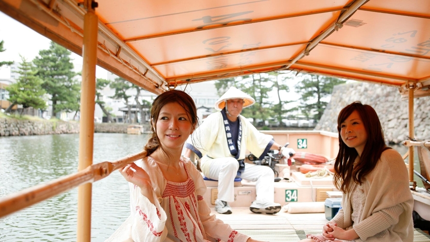 ＜堀川遊覧船＞松江城を取り囲む堀川をぐるっと一周する人気の観光スポットです