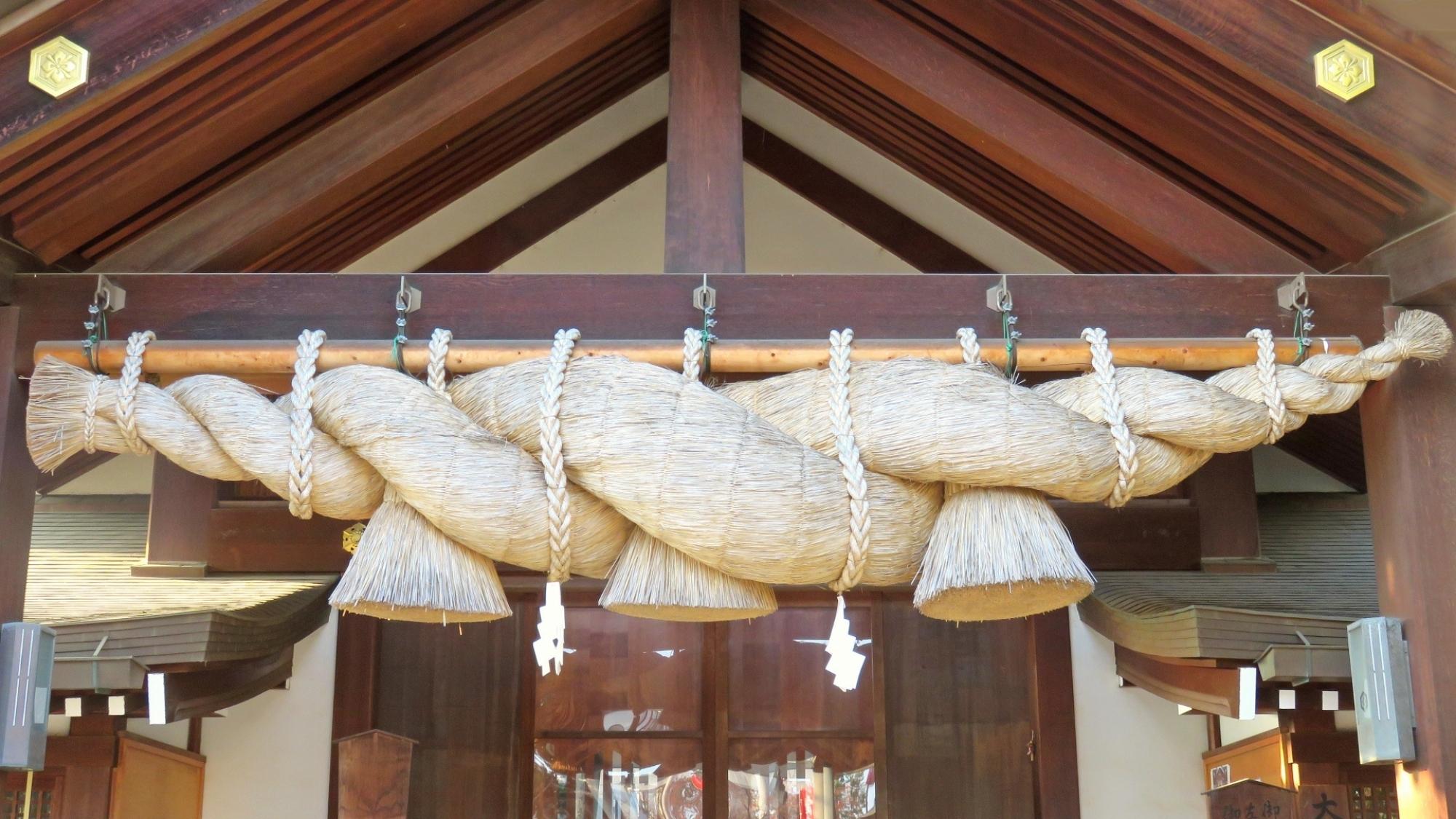 神社のシンボル、しめ縄。