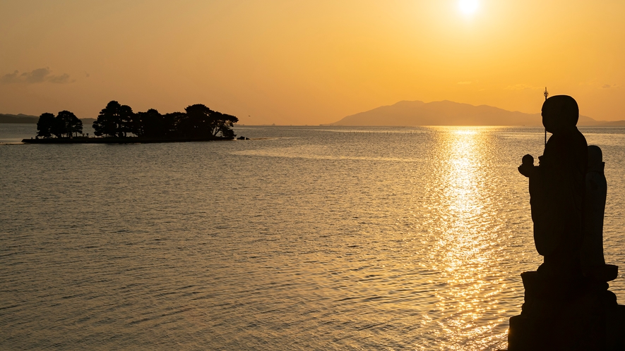 宍道湖に沈む夕日の方角は、神々の里出雲の地 (出雲大社等) であり、湖面に射す日は神々しく光ります