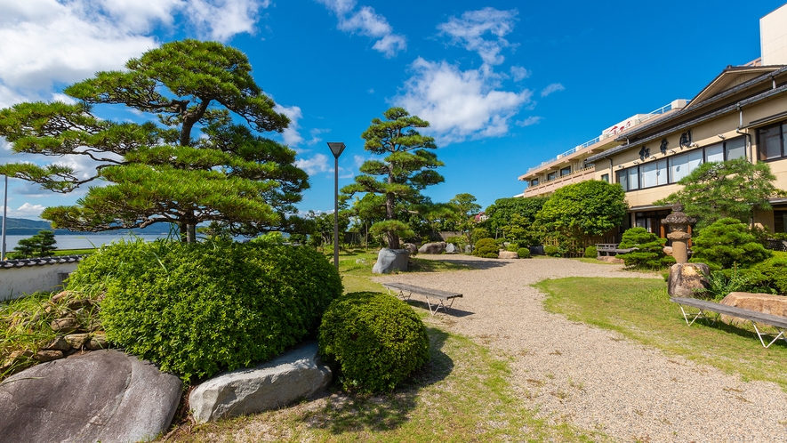 宍道湖を望む日本庭園を、遮るものなく拡がる空の美しさともにお愉しみください