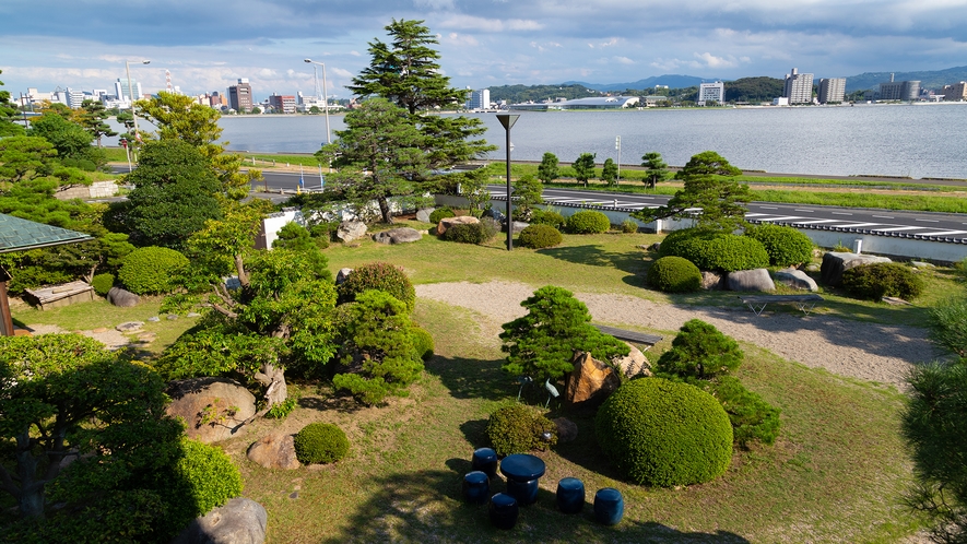 隅々までこだわった館内中央に位置する端正な日本庭園の景観をお楽しみください
