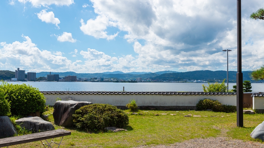 当宿の日本庭園から、四季折々魅せる美しい宍道湖の風景をお楽しみいただけます。