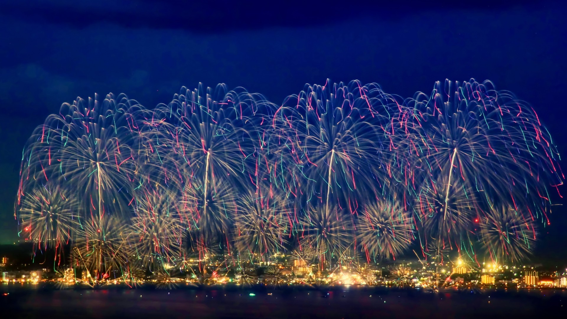【松江水郷祭】見るだけで松江の夏が始まる～宍道湖に咲く夢の花火と未来的なドローンショーが夜空を彩る。
