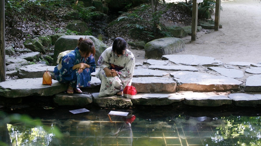 ＜八重垣神社＞境内にある鏡の池では、硬貨と紙を浮かべて占う「縁結び占い」を行うことも