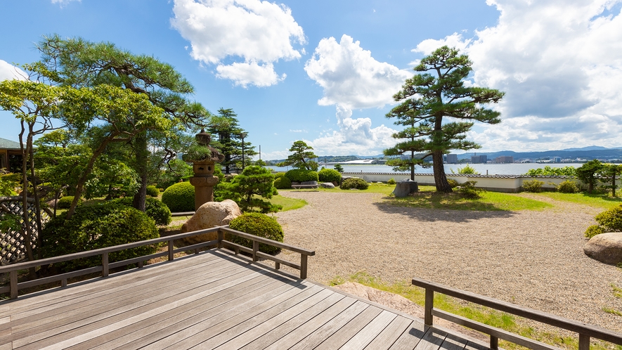 宍道湖の湖畔に立つ純和風の宿「松平閣」が、和の寛ぎのひとときを演出致します