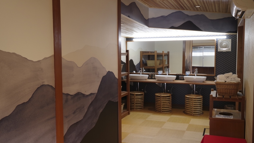 館内浴場の脱衣場。島根の山々をモチーフにしたデザイン。