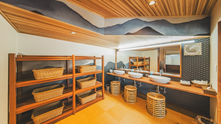 ＜浦島の湯＞館内浴場の脱衣所。島根の山々をモチーフにしたデザインです。
