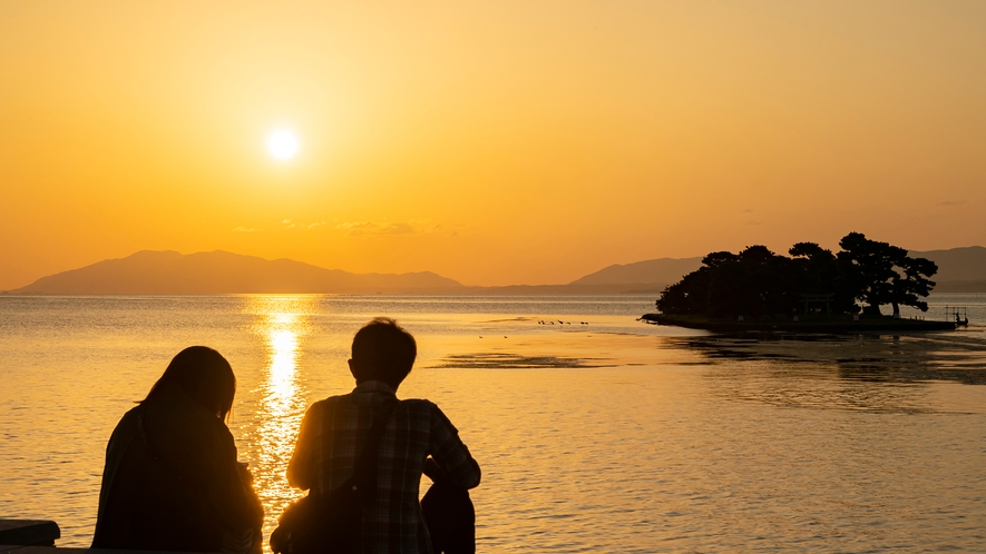 宍道湖の夕日を眺めながら、大切な方と特別なひとときをお過ごしください