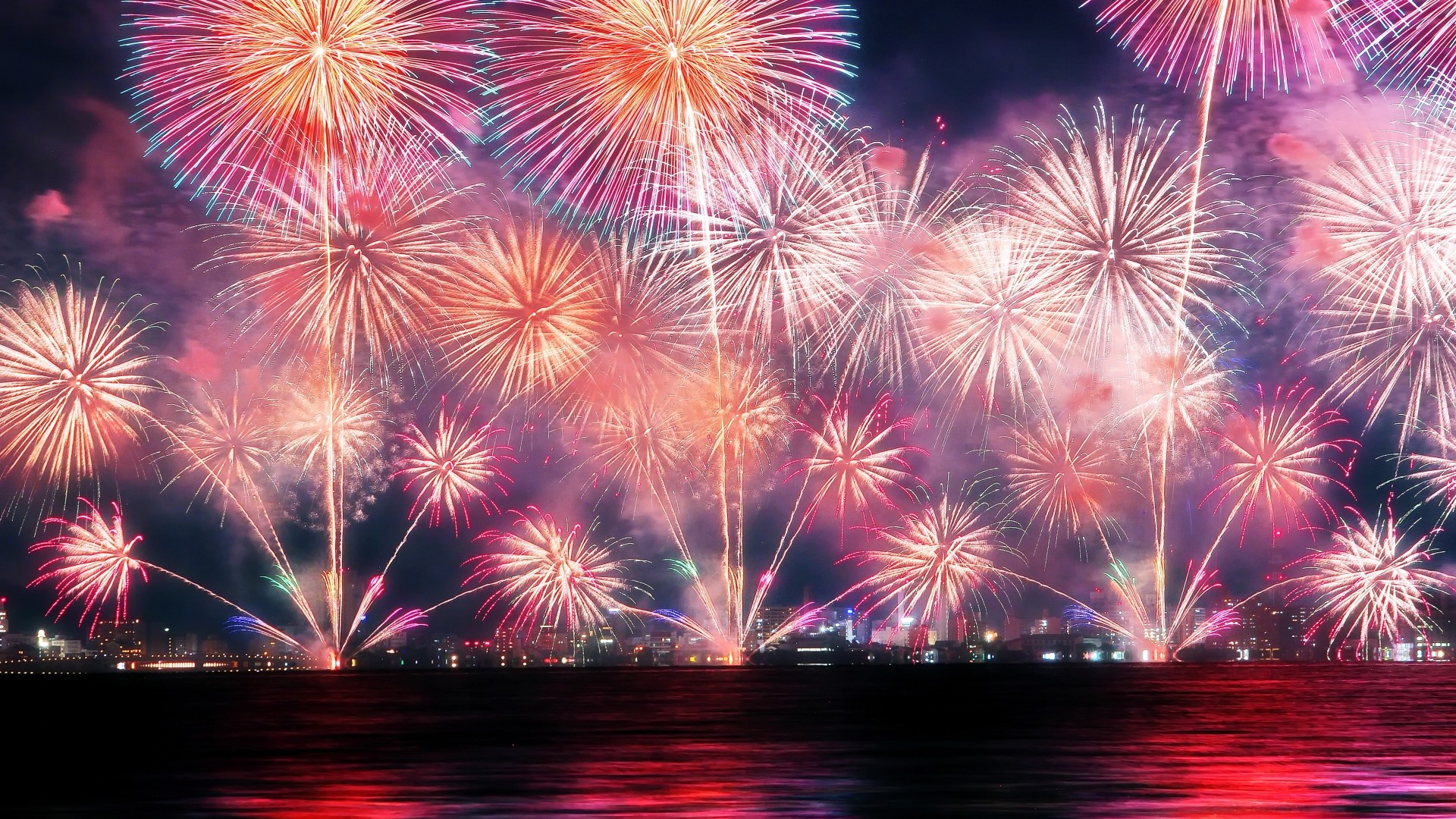 【松江水郷祭】宍道湖を彩る圧巻の花火と水面に映る光景は感動必至です。