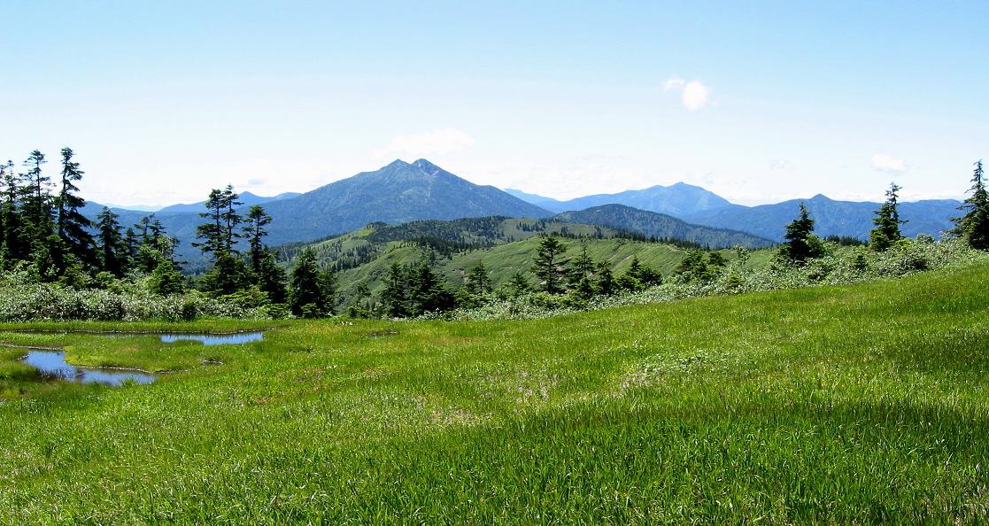 尾瀬国立公園の名峰・燧ケ岳を望む、夏の会津駒ケ岳。