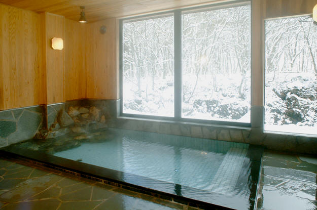 四季折々に檜枝岐川渓谷のせせらぎや深山の山々の素朴な景観を望む男性用展望浴室