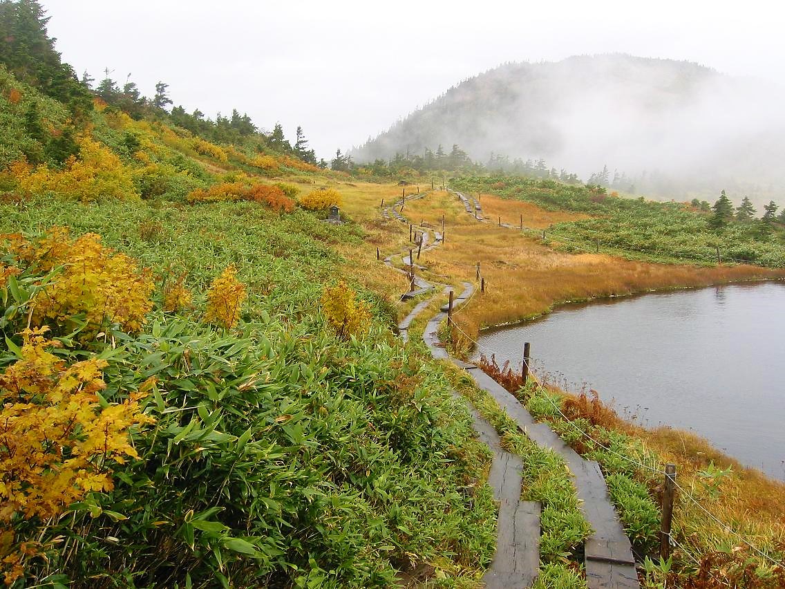 美しい紅葉の自然に包まれる秋の会津駒ケ岳