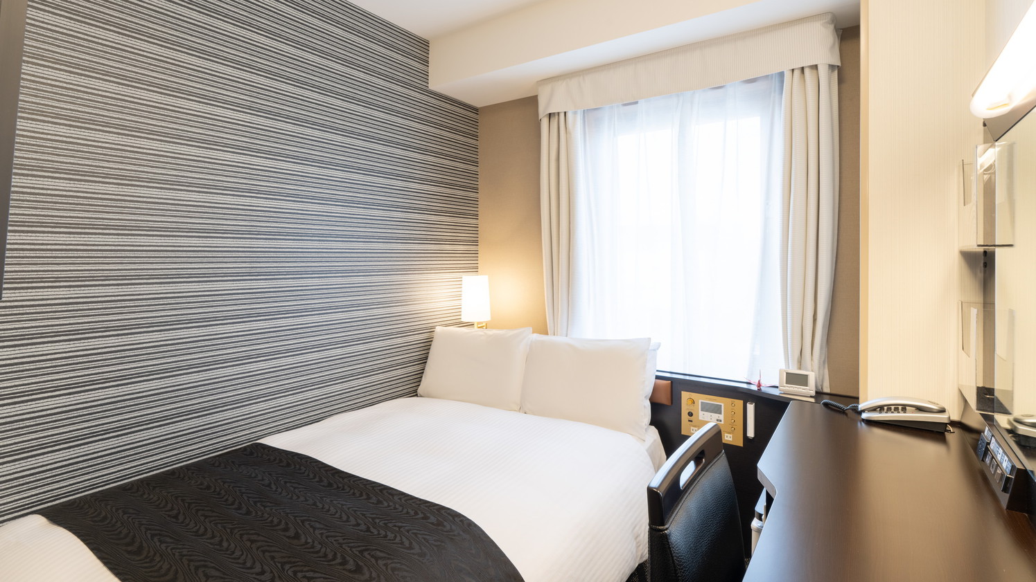 ○ セミダブル禁煙室 ○  コンパクトな10平米