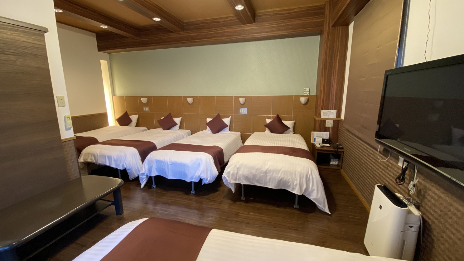 本館　5人部屋　（広さ37㎡　ベッド幅110ｃｍが5台）